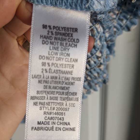 FREE with purchase 🤩 Monteau blue floral top. - Picture 3 of 4